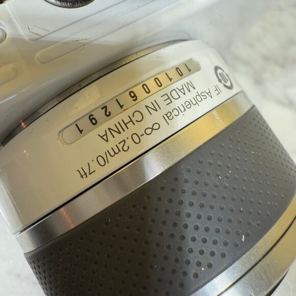 Nikon 1 J1 10.1MP Digital Mirrorless Camera White Kit VR 10-30mm Lens Lot - Picture 5 of 13